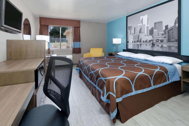 1 King Bed (7 of 8)