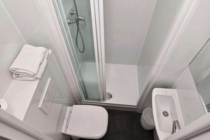 Room 32 of 51