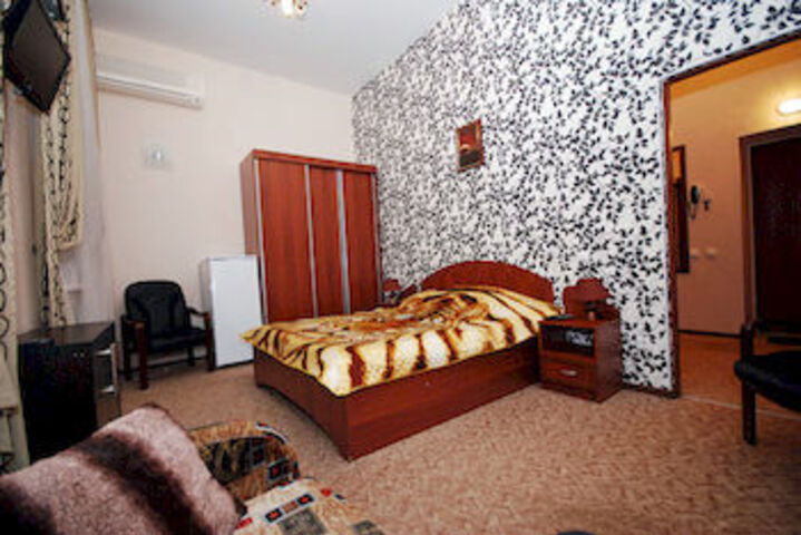 Room 6 of 13