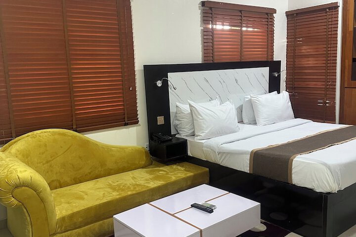 Room 7 of 9