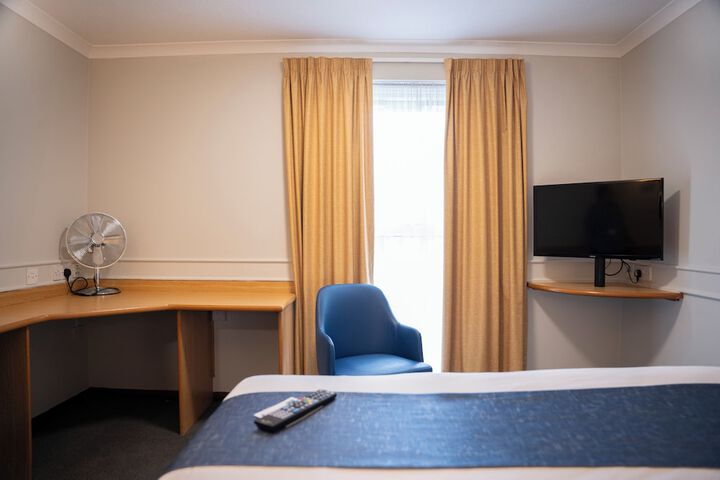 Room 7 of 16