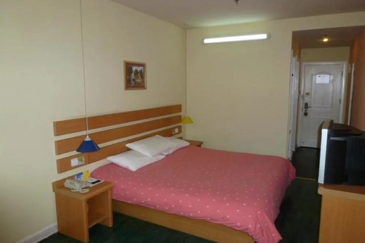 Room 5 of 9