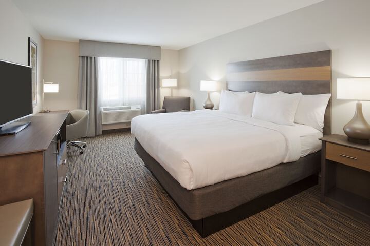 1 King Bed (8 of 10)