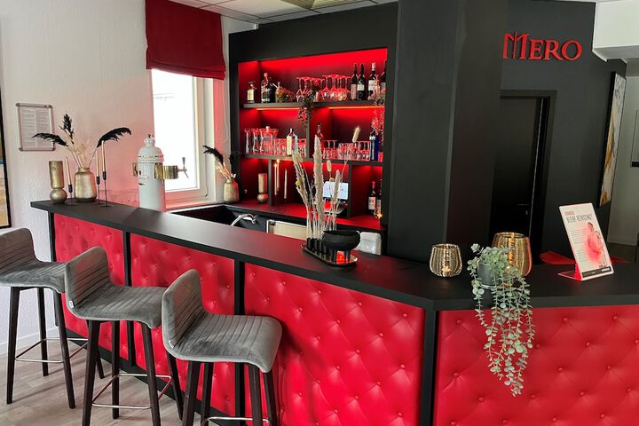 Lounge 10 of 16