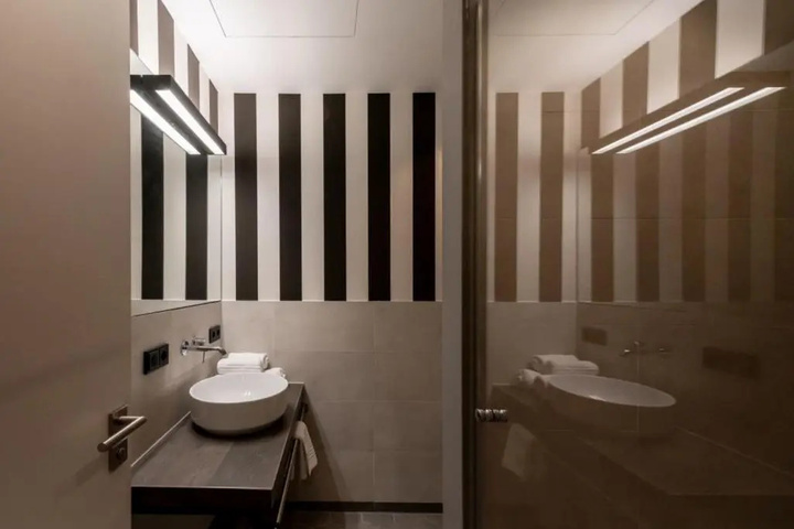 Room 4 of 7