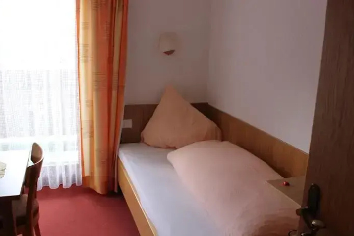 Room 3 of 16