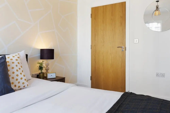 Room 6 of 12