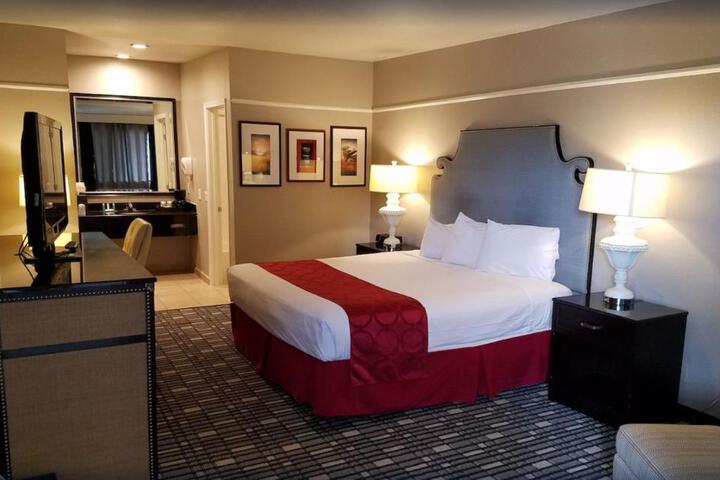 Suite 1 King 2 Queen Beds 2 Bedrooms 2 Bathrooms WiFi Continental Breakfast (1 of 11)