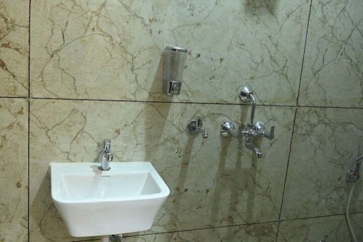 Room 4 of 6