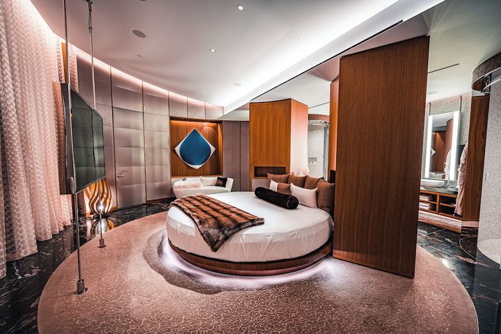 Room 42 of 211