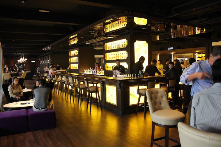 Lounge 38 of 61