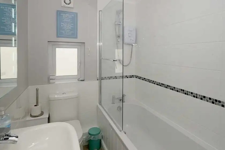 Room 4 of 8