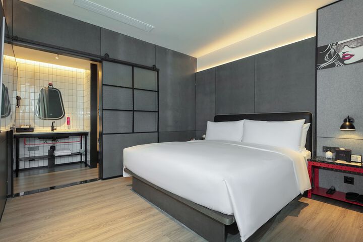 Room 30 of 96