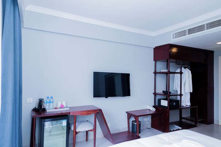 Room 3 of 70