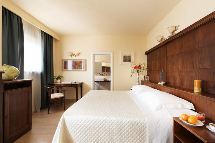Room 4 of 62