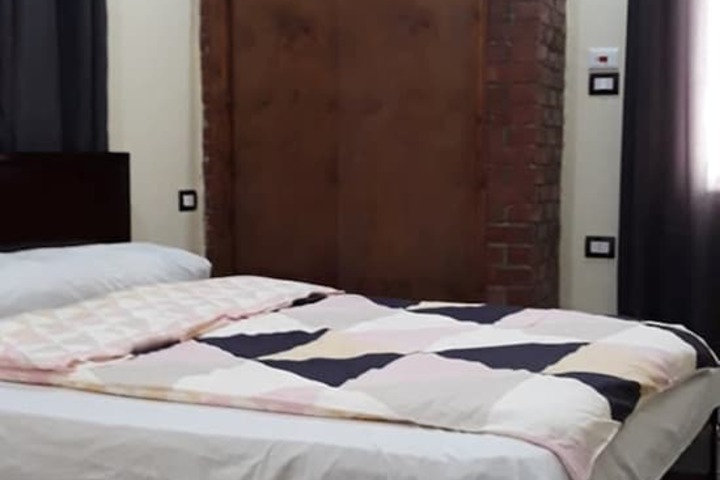 Room 2 of 83