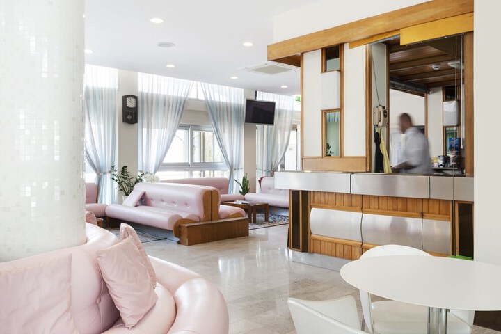 Lounge 67 of 82