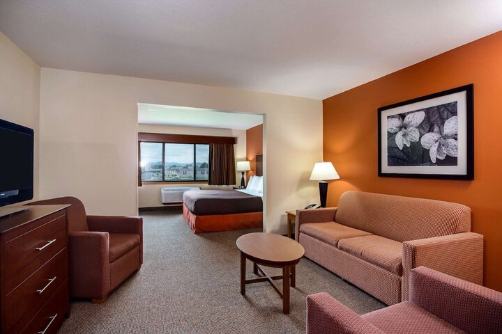 1 King Bed Deluxe Room (10 of 11)