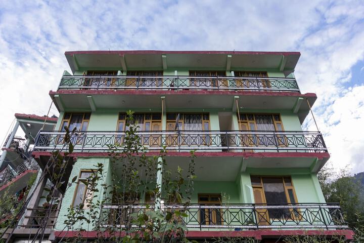OYO HOME 19573 LUSH VIEW STAY