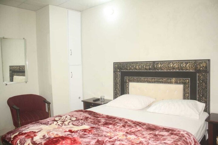 Room 12 of 18