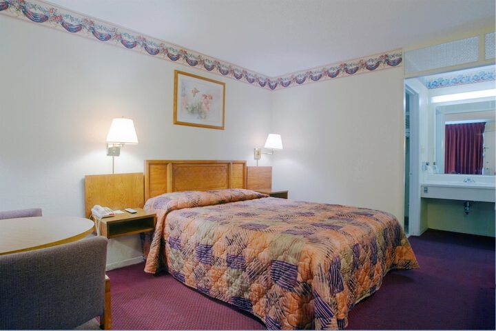 1 Queen Bed (7 of 9)