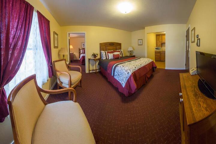 Deluxe Queen Bed (8 of 8)