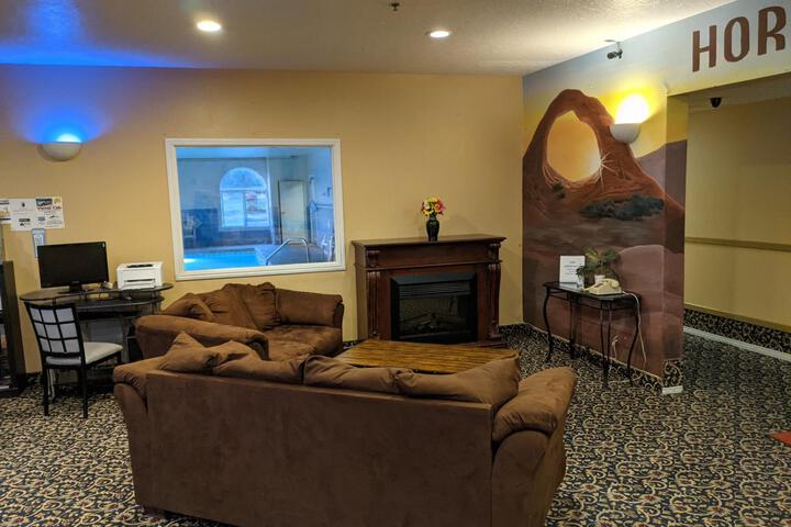 Lounge 51 of 83