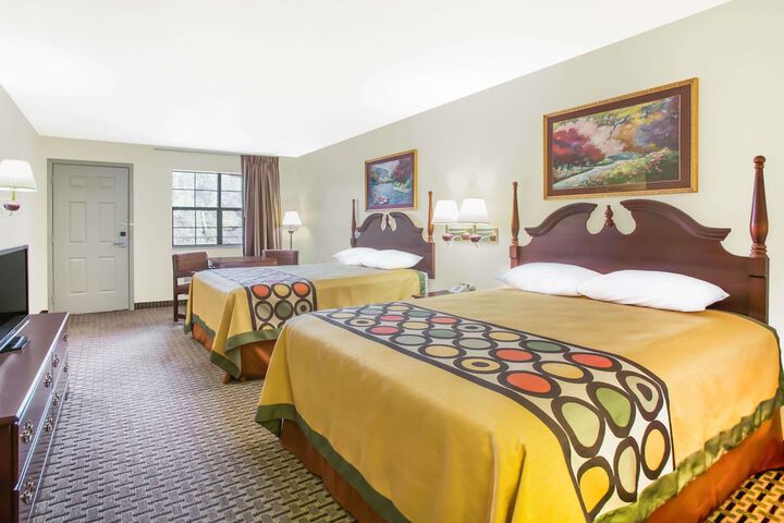 1 Queen Bed (6 of 9)