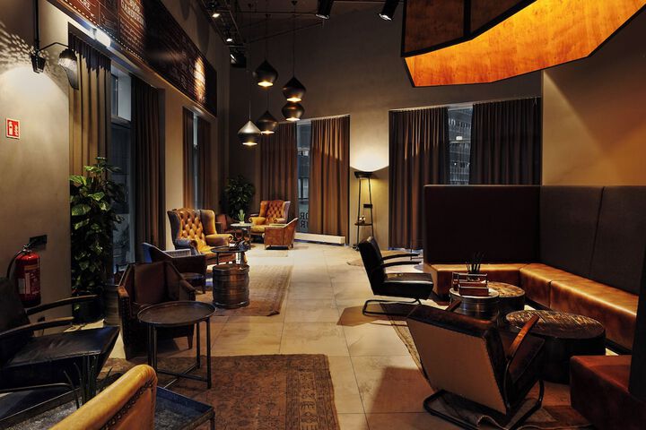Lounge 49 of 55