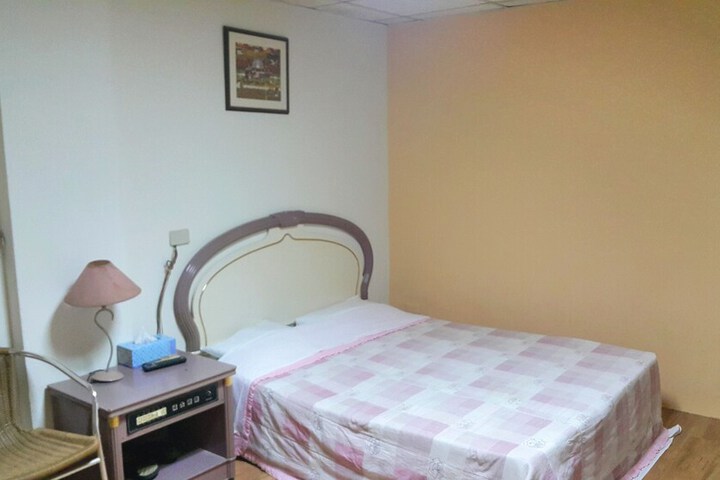 Room 6 of 9