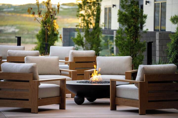 Lounge 67 of 80