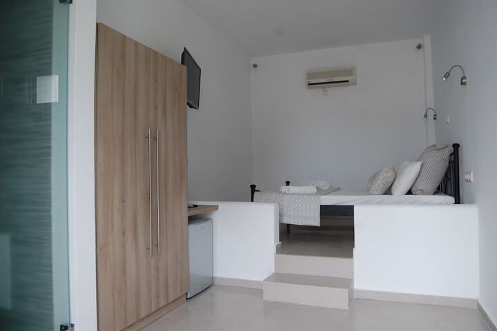 Room 6 of 84