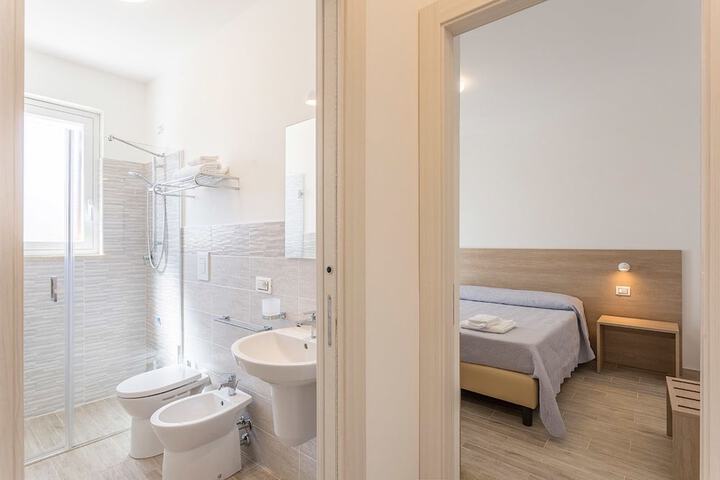 Room 15 of 28