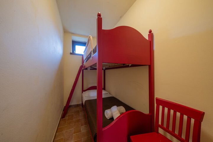 Room 10 of 83