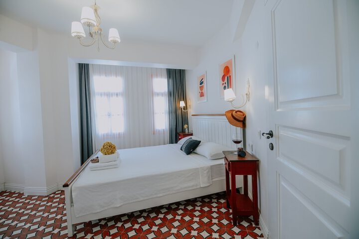 Room 2 of 33