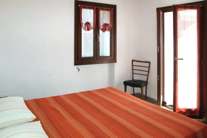 Room 5 of 10