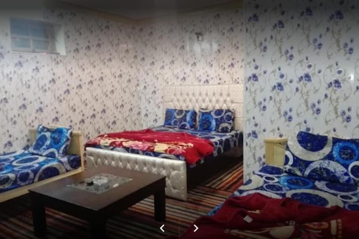 Room 6 of 12