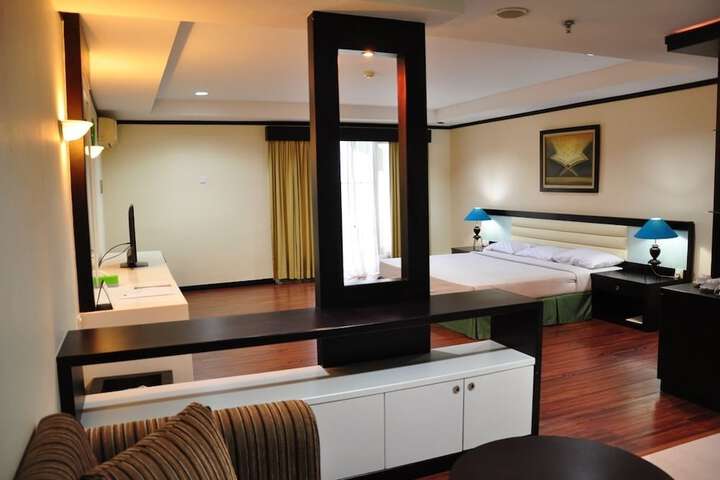 Room 4 of 8