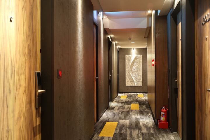 Ballroom/Hall 32 of 33