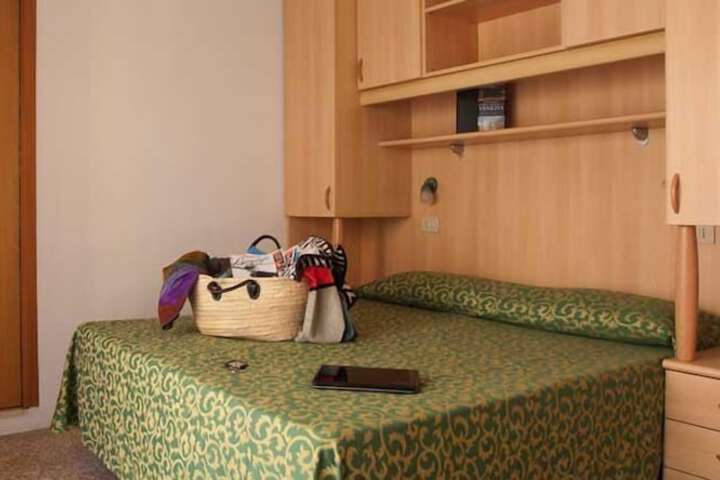 Room 9 of 33