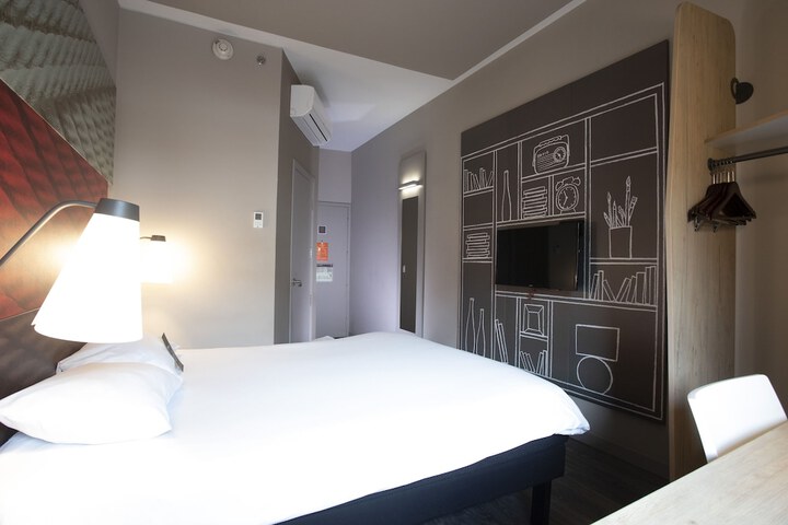 Room 5 of 77