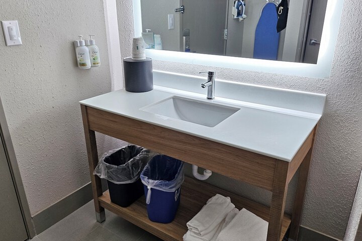 1 Queen Bed Mobility Accessible Bathtub with Grab Bars (23 of 29)