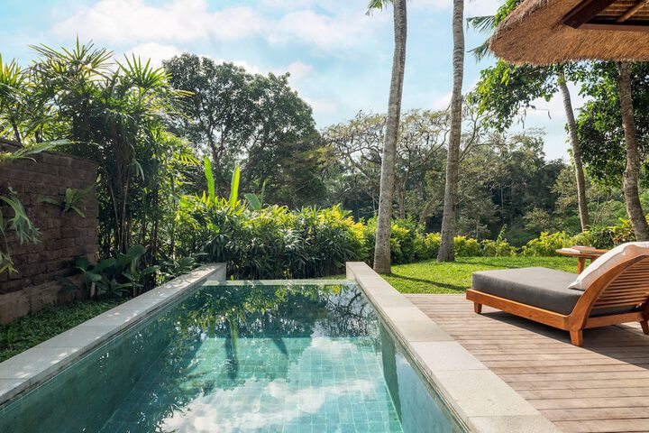 Hotel with Pool