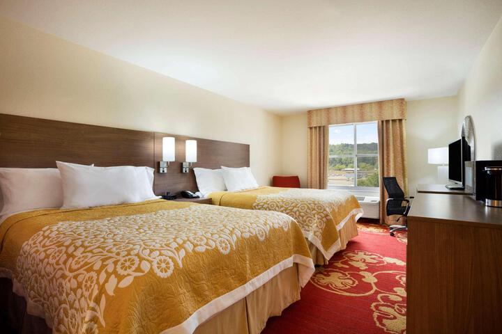 2 Queen Beds (11 of 12)