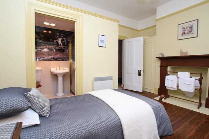 Room 4 of 28