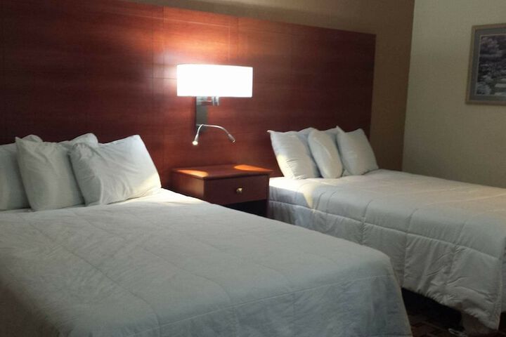 2 Queen Beds (5 of 8)