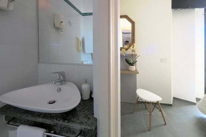 Room 27 of 111