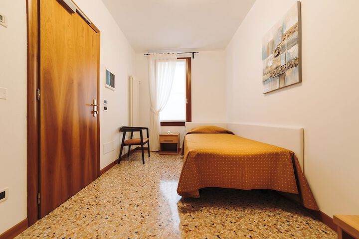 Room 12 of 33