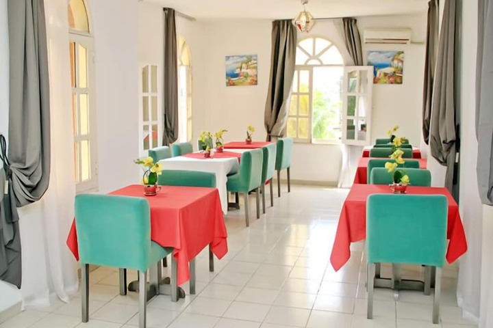 Dining 16 of 17