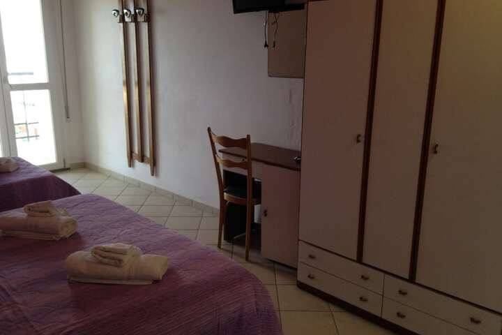 Room 9 of 32